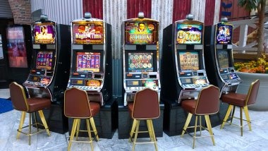 penidabet 4d platform showing slot games, live-dealer tables, and sportsbook markets
